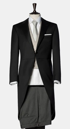 Пиджак тёмно-серого цвета с серыми брюками и жилетом