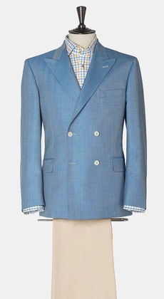 Небесно-голубой двубортный пиджак с бежевыми брюками