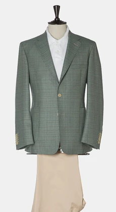 Зелёный летний пиджак с бежевыми брюками